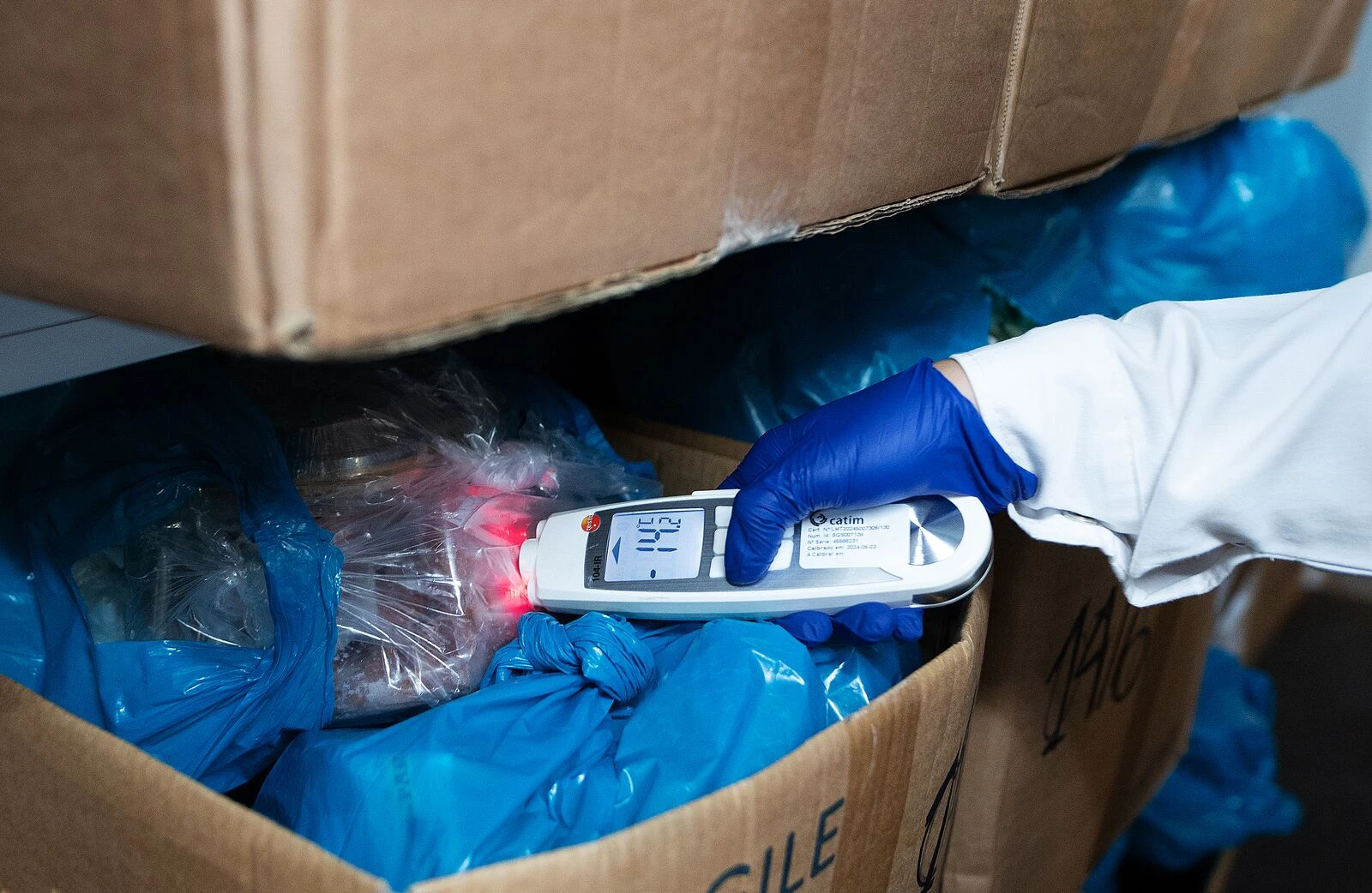 Аудитор проверяет продукты на производстве