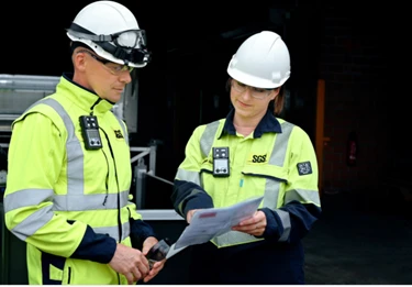 Изображение аудиторов, смотрящих документы на предприятии