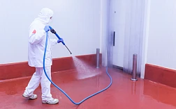 Изображение рабочего, моющего пол на пищевом производстве