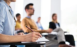 изображение людей, сидящих на обучении