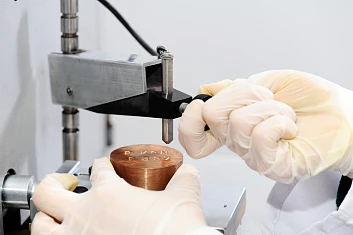 Лаборант проводит испытание 