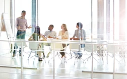 изображение коллег по бизнесу на совещании в зале заседаний 