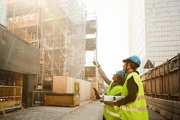 Работники проводят аудит на строительной площадке