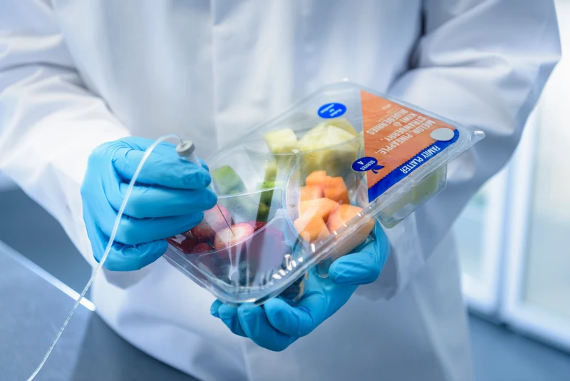 Лаборант, проверяющий свежесть продуктов в лаборатории