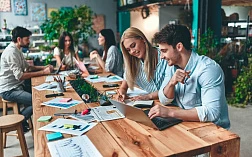 изображение коллег, сидящих за столом