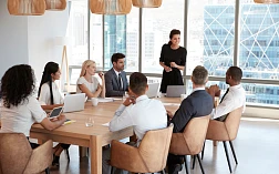 Изображение коллег по бизнесу, которые проводят встречу