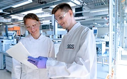 Изображение лаборантов, смотрящих отчет