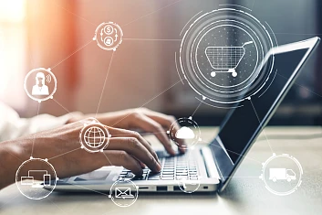 человек печатает на ноутбуке