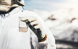 Изображение химика, держащего химические инструменты в руках