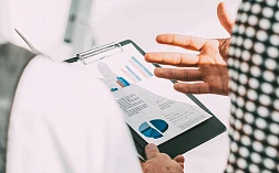 изображение коллег, обсуждающих отчет