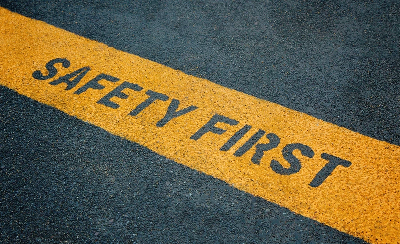 Изображение желтого текста на асфальте