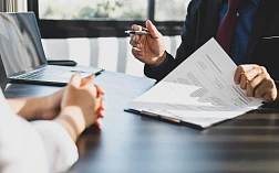 Изображение дюдей, работающих с документами