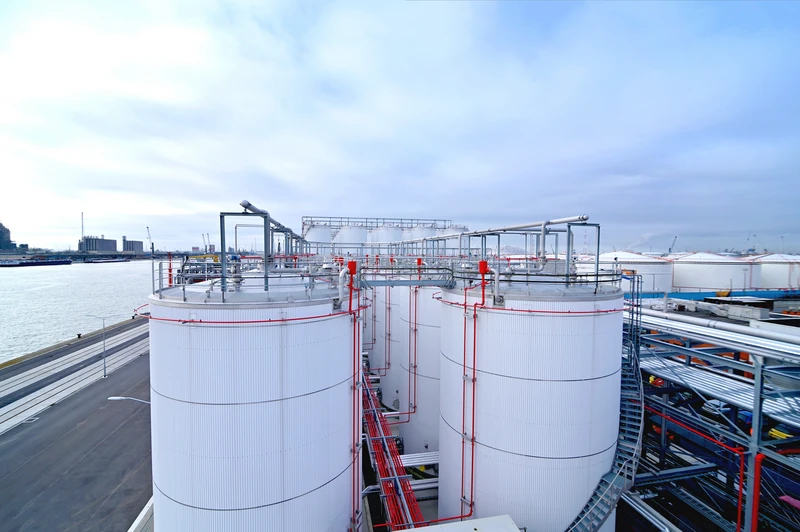 Изображение резервуаров для нефти
