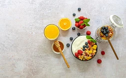 Изображение тарелки домашних мюсли-гранолы с йогуртом