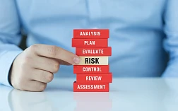 изображение человека, указывающего пальцем на слово риск