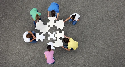 Люди собирают пазл