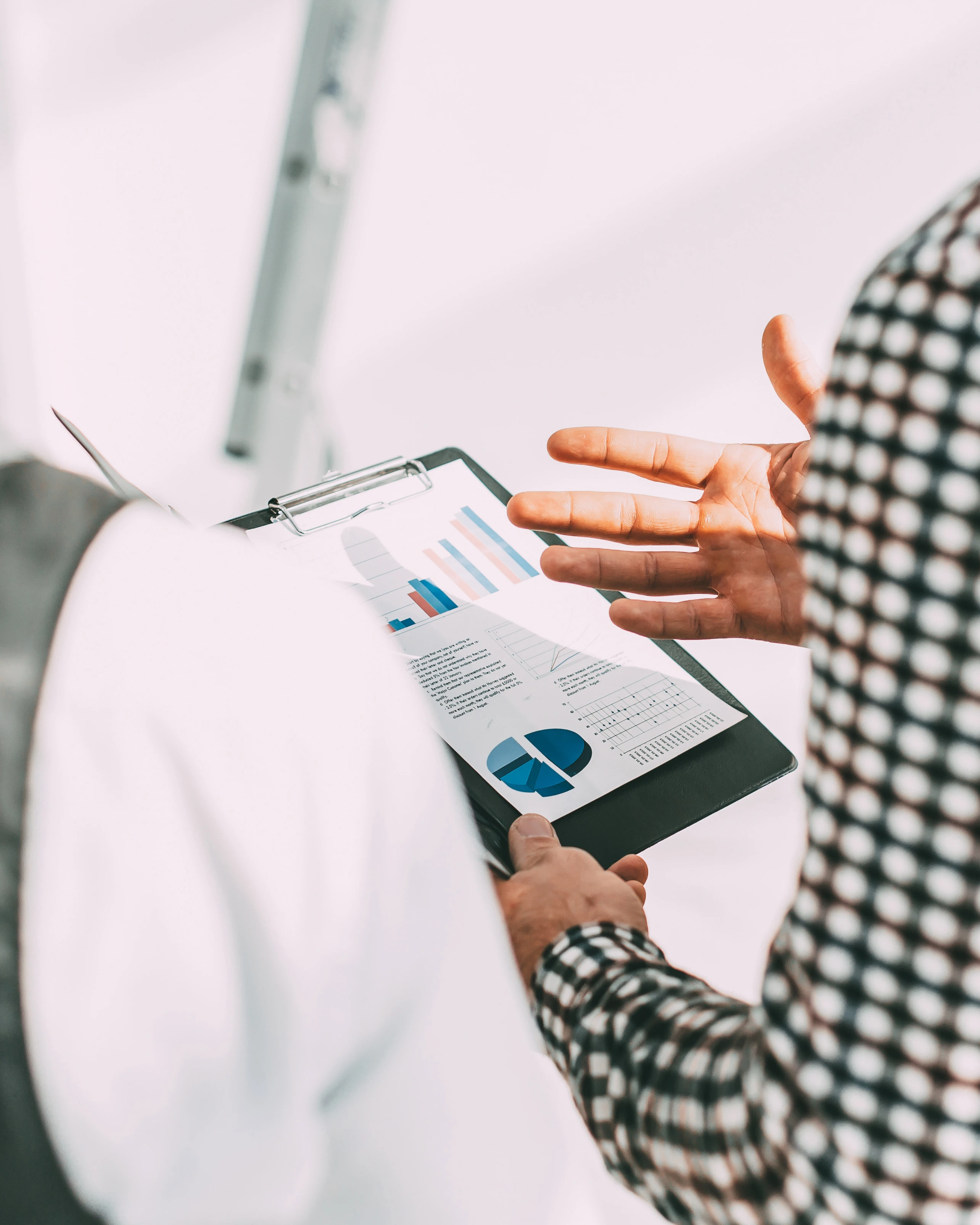 изображение коллег, обсуждающих отчет