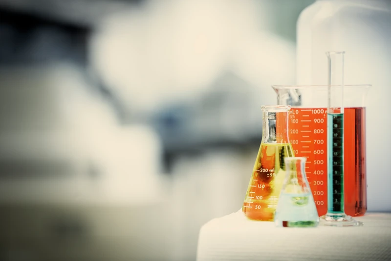 Изображение колб и мензурок в лаборатории