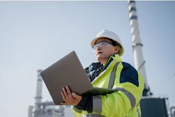 аудитор с ноутбуком на предприятии