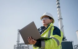 Изображение аудитора с ноутбуком на предприятии