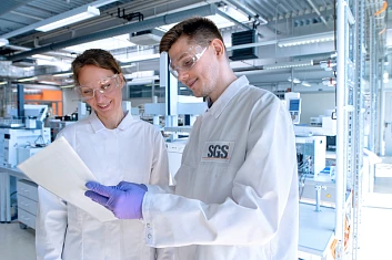 Лаборанты смотрят отчет 