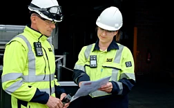 Изображение аудиторов, смотрящих документы на предприятии