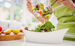 Изображение зеленого свежего салата в тарелке