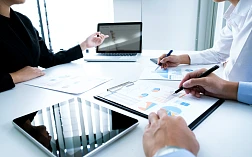 Изображение бизнесменов, использующих ноутбук для обсуждения финансовых данных