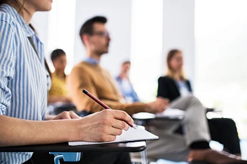 Люди сидят на обучении