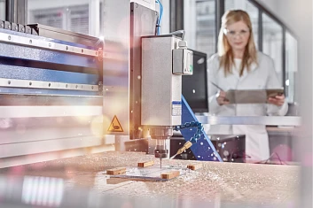 Техник, управляющий фрезерным станком с ЧПУ