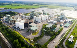 Изображение нефтеперерабатывающего завода с резервуаром-хранилищем и солнечной электростанцией-фермой